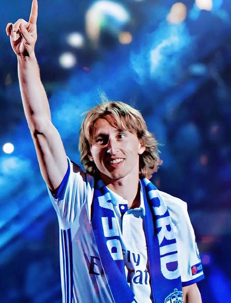 德媒：拜仁曾愿意放走格雷茨卡，帕利尼亚离开后前者确定留队